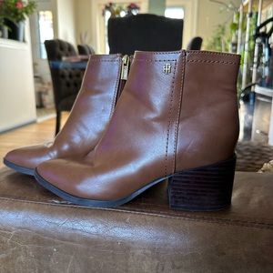 Tommy Hilfiger 7m women’s brown bootie boots
